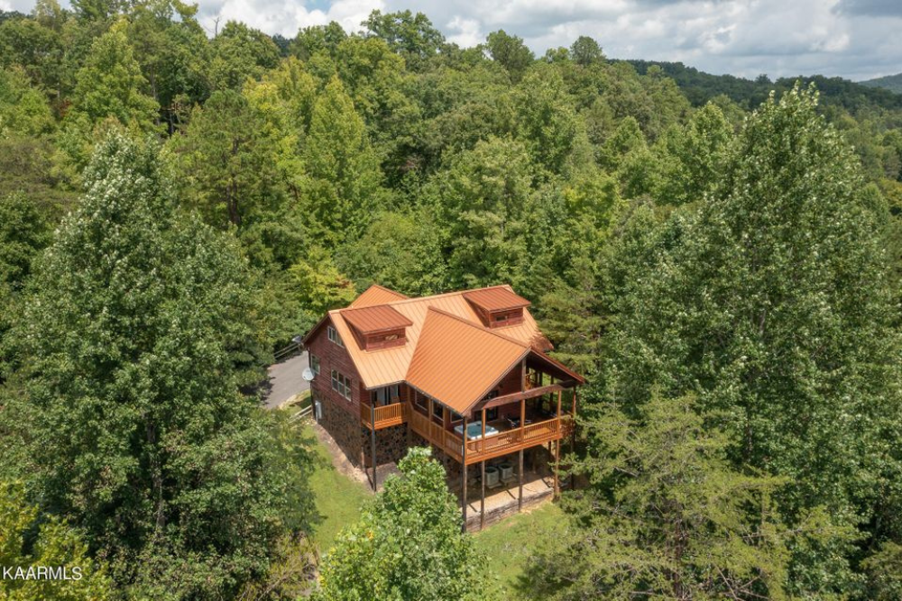 Featured Listing 2577 Treehouse Lane Sevierville, TN 37876 Honors